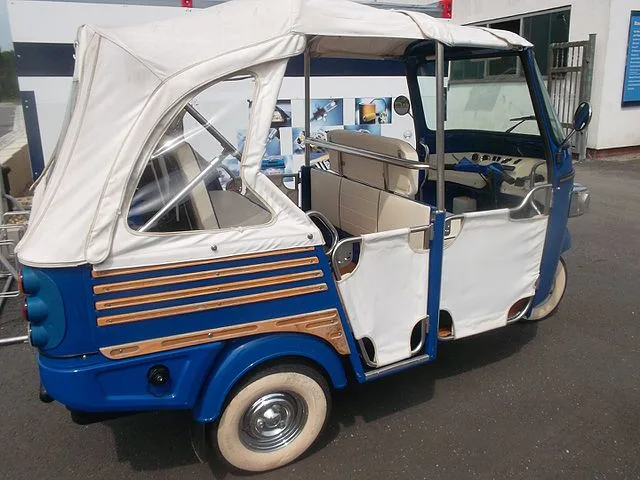 Blue Ape Calessino - Piaggio Ape Classic Blue Ape Calessino - Piaggio Ape Photo by: Fiver, der Hellseher [CC BY-SA 4.0 (https://creativecommons.org/licenses/by-sa/4.0)]